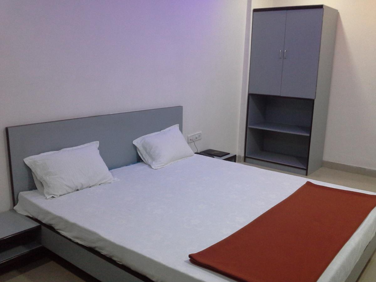 Galaxy Vaibhav Hotel วาเซ ภายนอก รูปภาพ