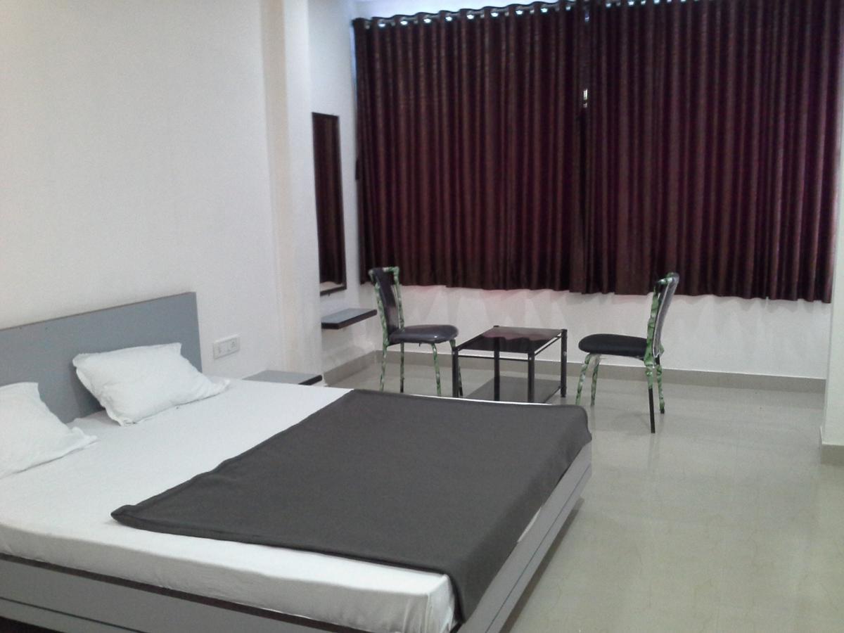 Galaxy Vaibhav Hotel วาเซ ภายนอก รูปภาพ