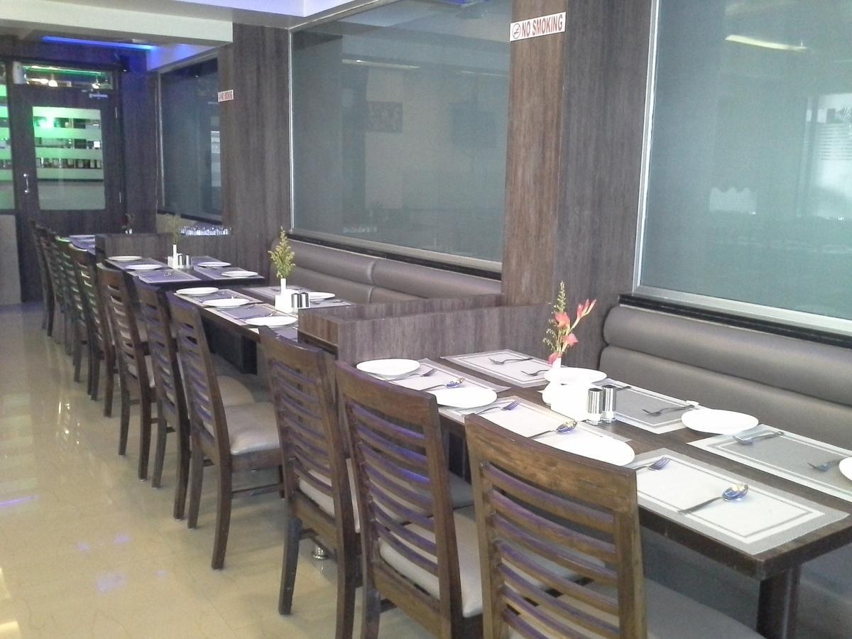 Galaxy Vaibhav Hotel วาเซ ภายนอก รูปภาพ