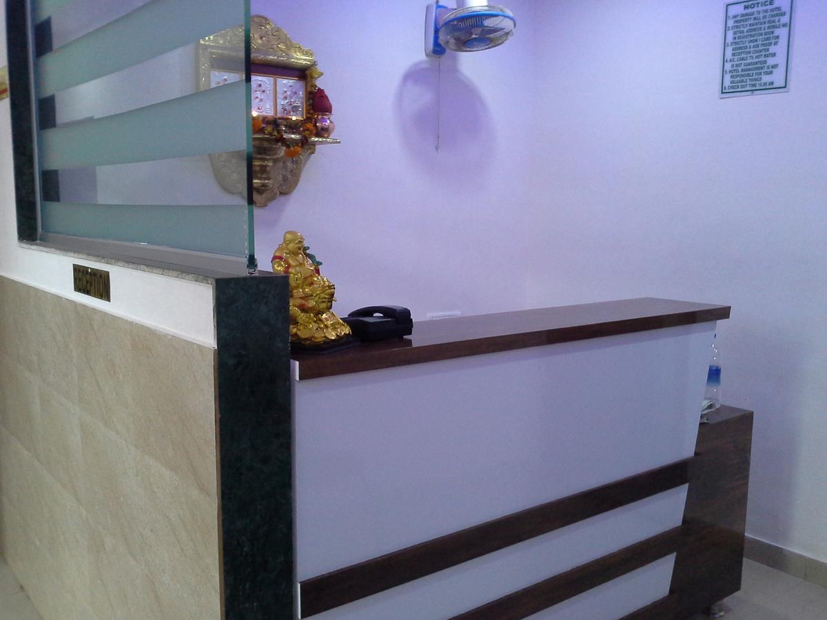 Galaxy Vaibhav Hotel วาเซ ภายนอก รูปภาพ