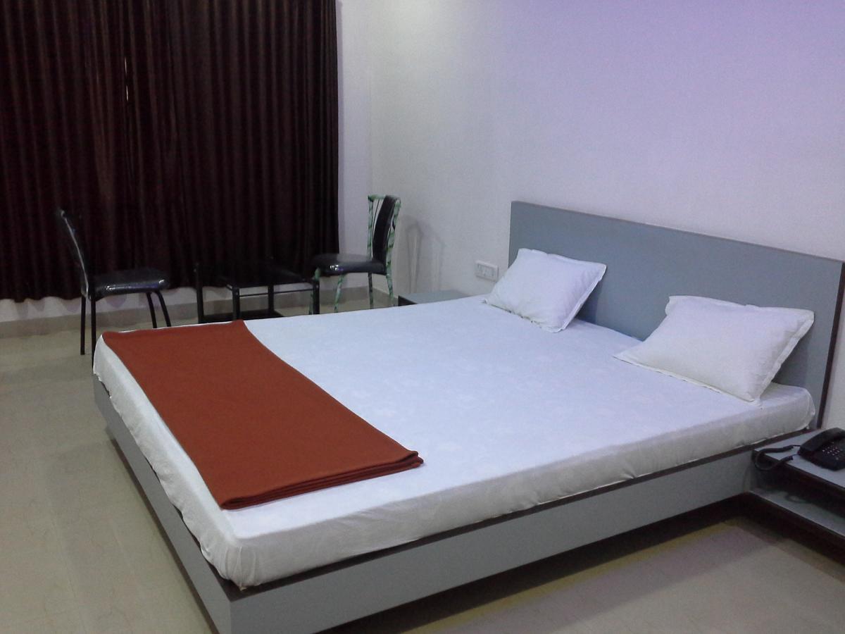 Galaxy Vaibhav Hotel วาเซ ภายนอก รูปภาพ