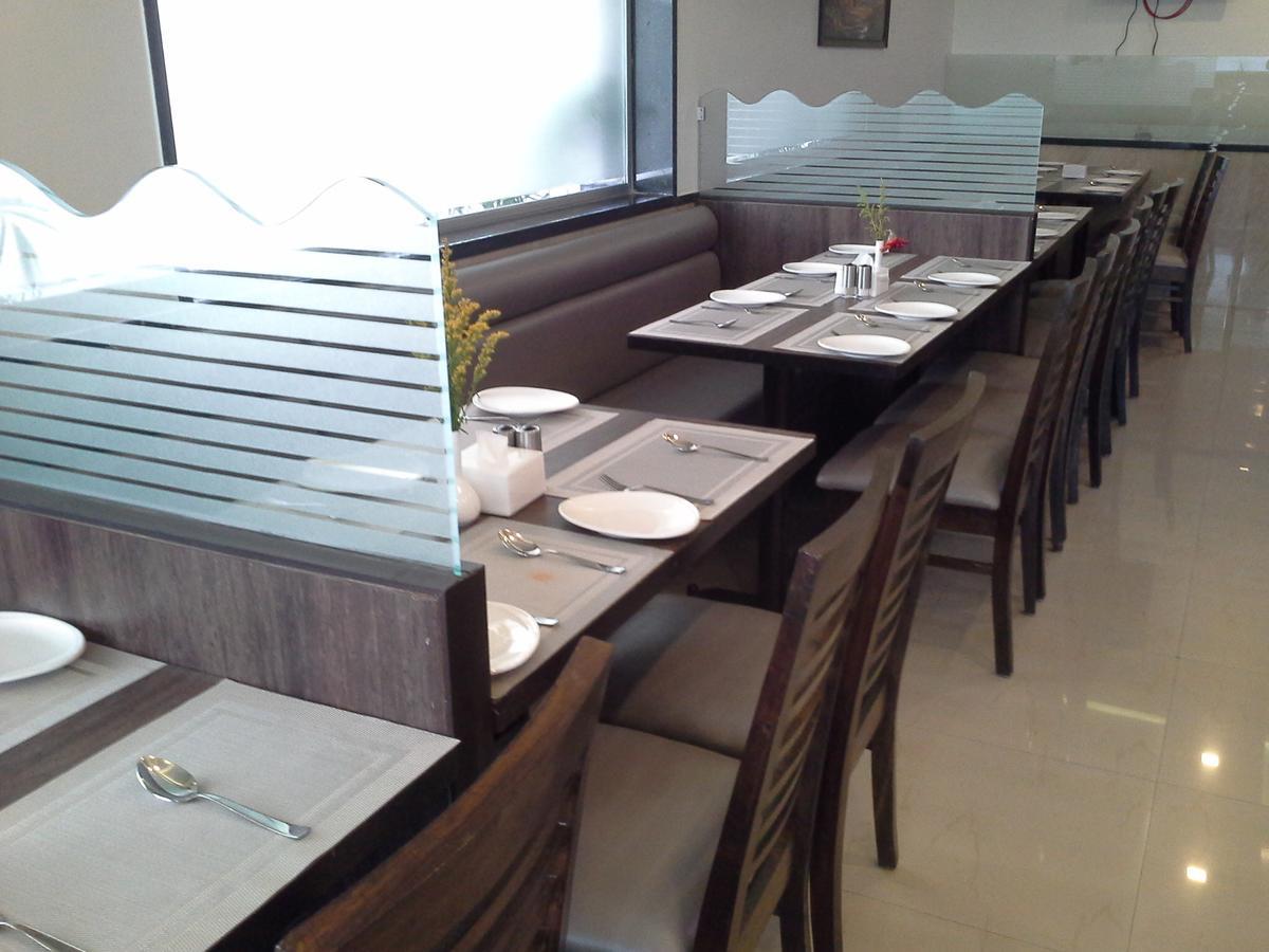 Galaxy Vaibhav Hotel วาเซ ภายนอก รูปภาพ