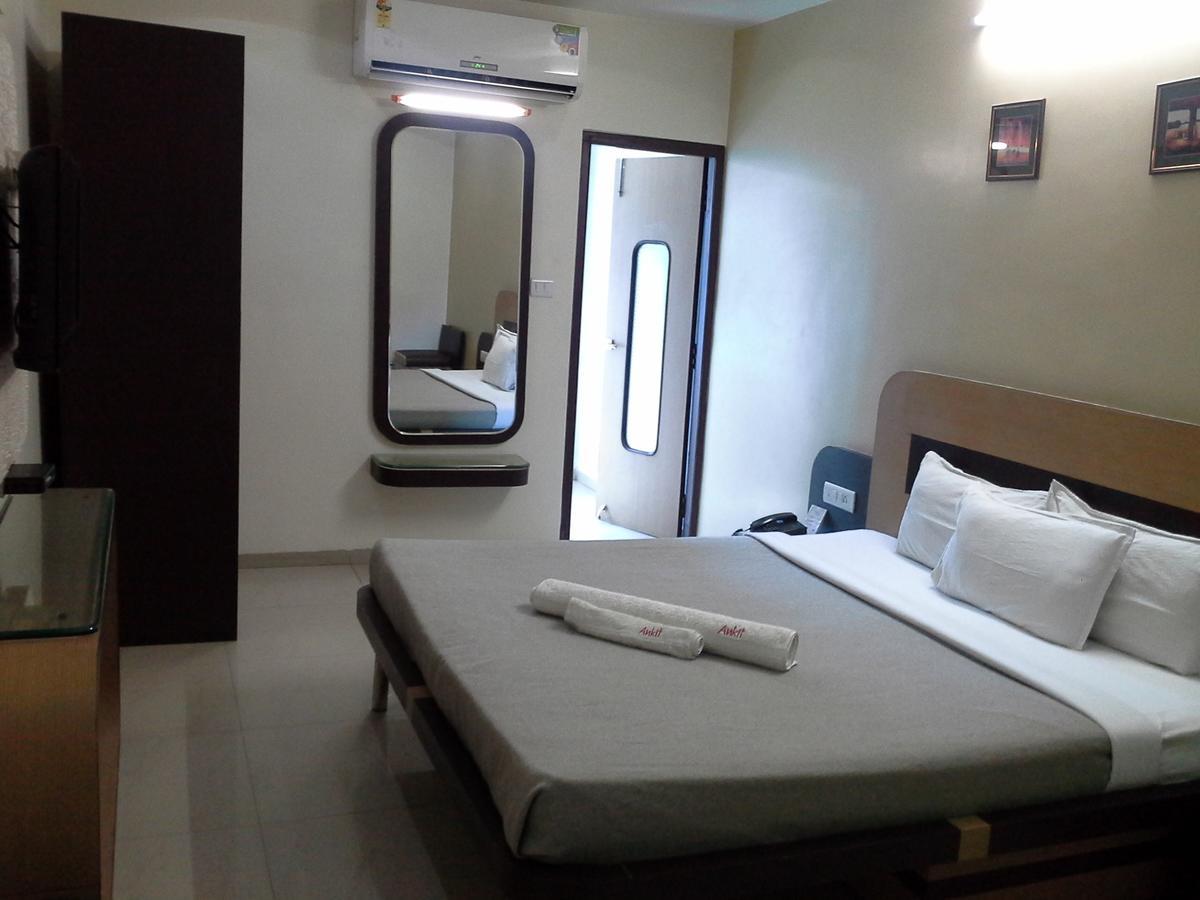 Galaxy Vaibhav Hotel วาเซ ภายนอก รูปภาพ